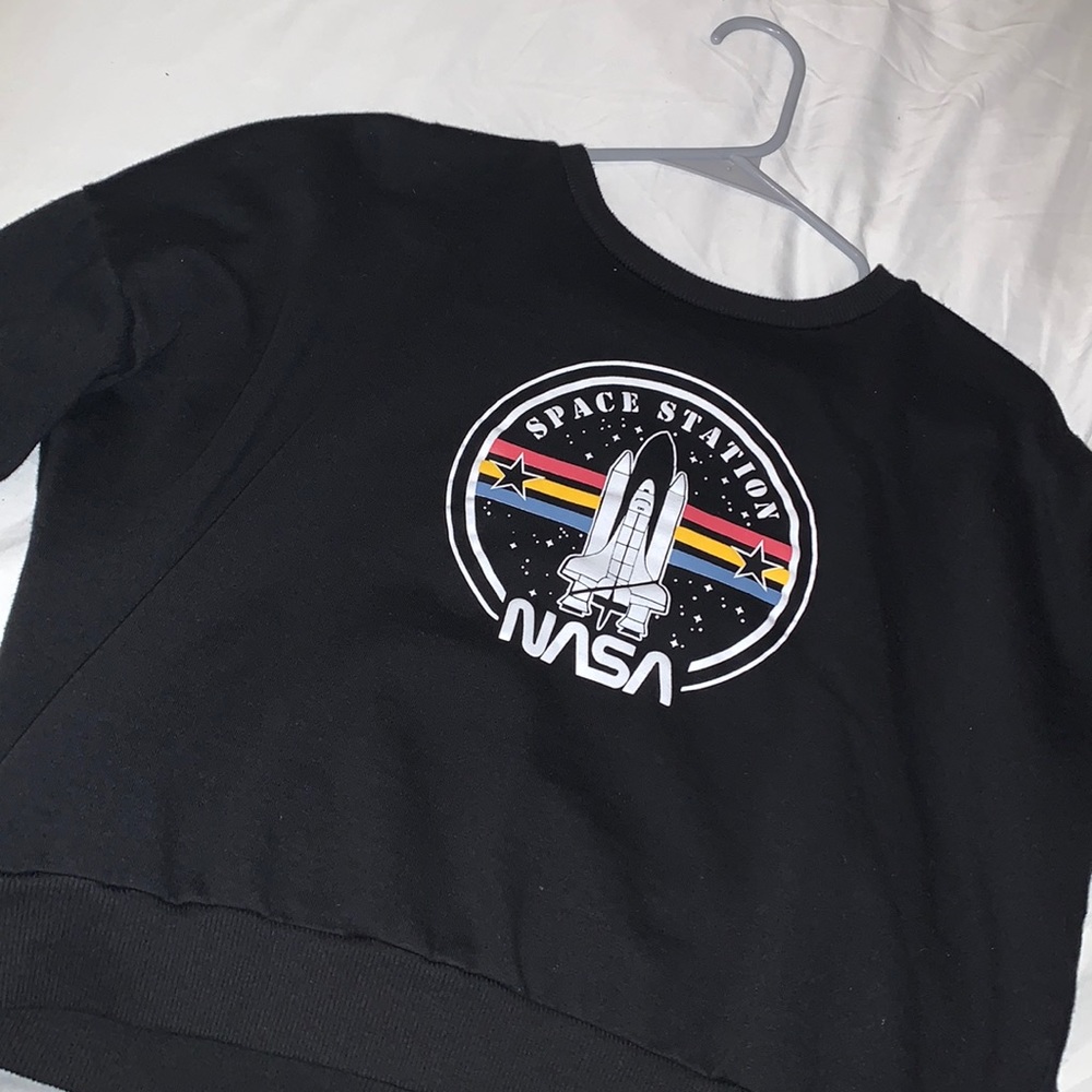 CROPPED NASA GRAPHIC SWEATSHIRT